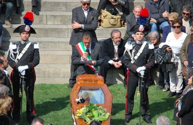 Funerali Tonino Guerra Santarcangelo di Romagna 24 marzo 2012 Foto www.lapiazzarimini.it