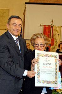 Il sindaco di Rimini premia Maria Luisa Zennari con il