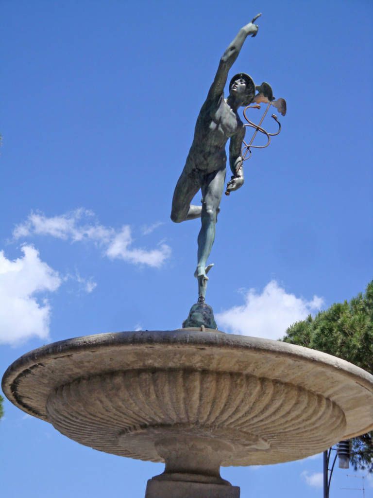 La statua del Mercurio, simbolo di Morciano