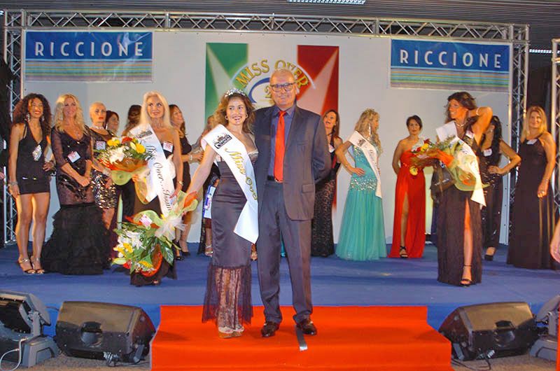 L'organizzatore Elio Pari con Miss Over 2016